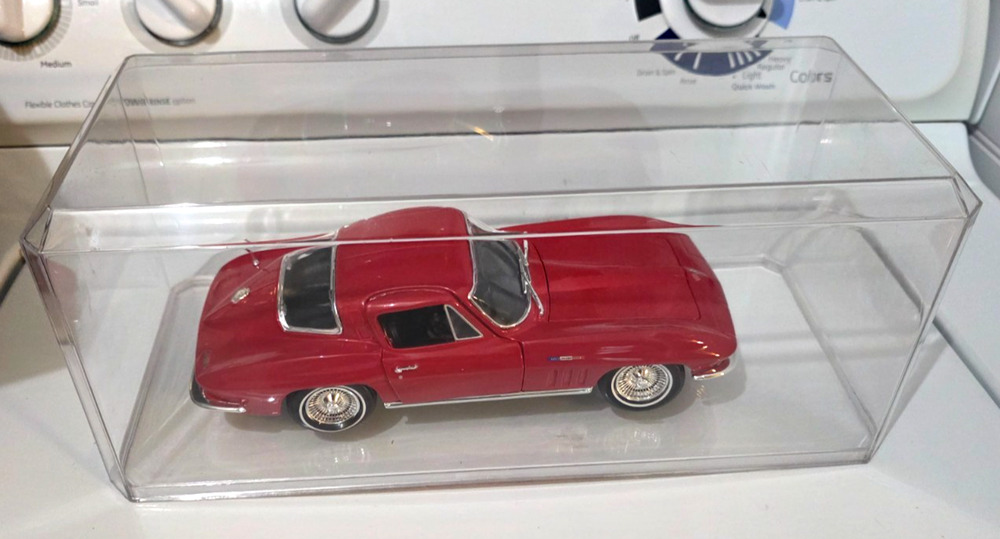Maisto Special Edition 1965 Chevrolet Corvette 1:18 Diecast Car Red In case